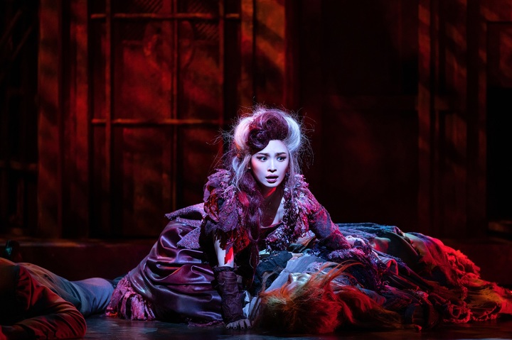 [서울=뉴시스]뮤지컬 '스위니토드' 공연 사진. 러빗부인 역의 전미도. (사진=오디컴퍼니 제공) 2023.01.13. photo@newsis.com *재판매 및 DB 금지