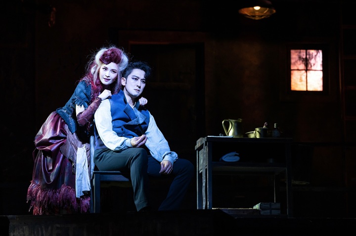 [서울=뉴시스]뮤지컬 '스위니토드' 공연 사진. 스위니토드 역의 강필석과 러빗부인 역의 전미도. (사진=오디컴퍼니 제공) 2023.01.13. photo@newsis.com *재판매 및 DB 금지