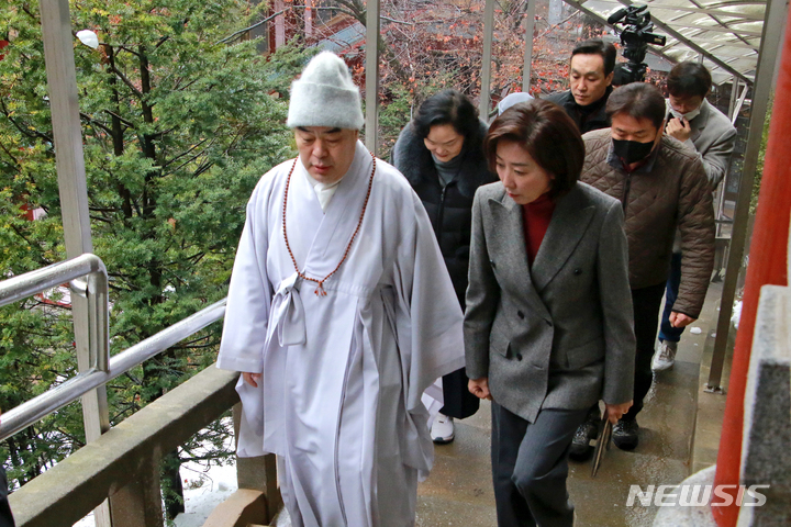 [단양=뉴시스] 국민의힘 나경원 전 의원이 13일 대한불교 천태총 총본산 충북 단양 구인사를 방문해 총무원장 무원 스님의 안내를 받으며 경내를 돌아보고 있다. (사진=금강신문 제공) 2023.1.13. photo@newsis.com *재판매 및 DB 금지