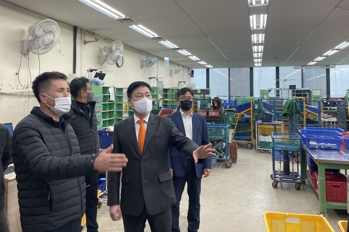 [서울=뉴시스] 손승현 우정사업본부장이 설 명절을 앞두고 증가한 소포 우편물 처리와 소통 상황을 점검했다. (사진=우정사업본부 제공) 2023.1.13 *재판매 및 DB 금지