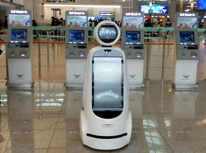 [인천공항=뉴시스] 홍찬선 기자 = 지난 13일 인천공항 제1여객터미널에서 승객을 안내하는 로봇 에어스타의 모습. 2023.01.15. photo@newsis.com&nbsp; *재판매 및 DB 금지