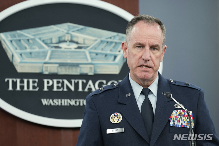 [워싱턴=AP/뉴시스] 패트릭 라이더 미 국방부 대변인이 12일(현지시간) 워싱턴 국방부 청사에서 브리핑하고 있다. 라이더 대변인은 "미국의 정책은 한반도의 완전한 비핵화에 맞춰져 있다. 비핵화에 대한 우리의 정책은 분명하다"라며 윤석열 대통령의 자체 핵 보유 언급에 대해 신중한 미국의 기존 입장을 강조했다. 2023.01.13.