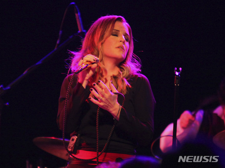 엘비스 프레슬리 딸 가수 리사 마리, 심장마비로 쓰러져 병원 급송