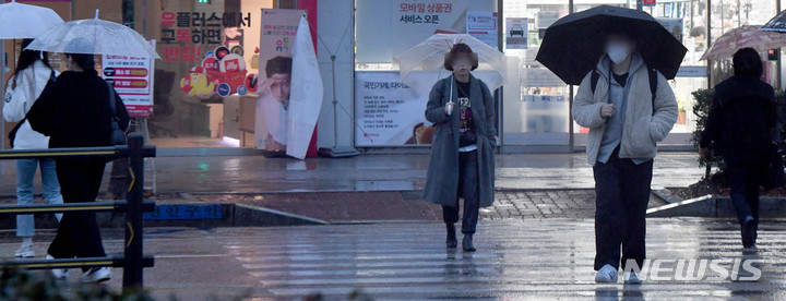 [광주=뉴시스] 변재훈 기자 = 남부지방에 최고 80㎜의 비가 예보된 13일 오전 광주 북구 오치동 도심에서 우산을 든 시민들이 횡단보도를 건너고 있다. 2023.01.13. wisdom21@newsis.com