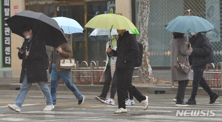 [광주=뉴시스] 겨울비 내리는 광주 도심. (뉴시스 DB) photo@newsis.com