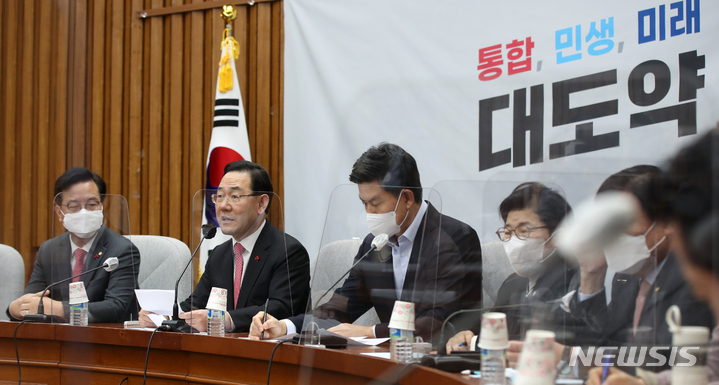 [서울=뉴시스] 고범준 기자 = 주호영 국민의힘 원내대표가 13일 오전 서울 여의도 국회에서 열린 원내대책회의에서 발언하고 있다. 2023.01.13. bjko@newsis.com