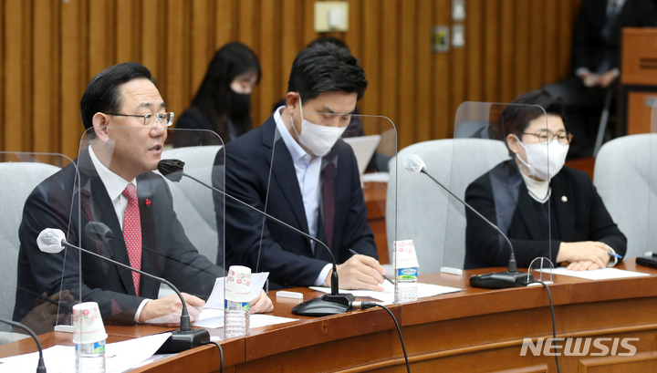 [서울=뉴시스] 고범준 기자 = 주호영 국민의힘 원내대표가 13일 오전 서울 여의도 국회에서 열린 원내대책회의에서 발언하고 있다. 2023.01.13. bjko@newsis.com
