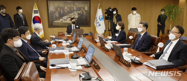 [서울=뉴시스] 사진공동취재단 = 이창용 한국은행 총재가 13일 서울 중구 한국은행에서 열린 2023년 첫 금융통화위원회를 주재하고 있다. 2023.01.13. photo@newsis.com