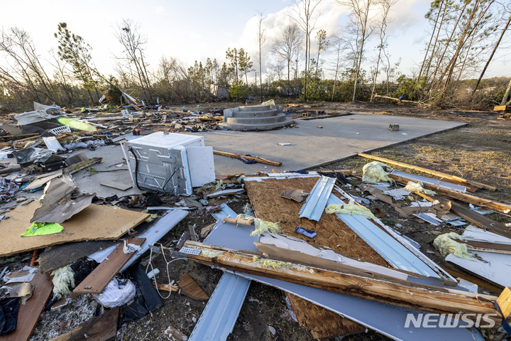 [셀마=AP/뉴시스] 12일(현지시간) 미 앨라배마주 셀마를 휩쓴 토네이도로 구조물이 파괴돼 잔해가 쌓여 있다. 미국 남부를 강타한 토네이도로 민권운동의 역사적 성지인 셀마의 주택이 파손되고 나무가 뿌리째 뽑히는 등 피해를 보았다. 2023.01.13.