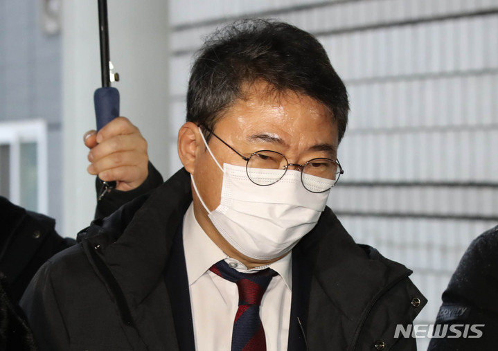 [서울=뉴시스] 조수정 기자 = 선거법 위반 혐의로 검찰 수사를 받는 서양호 전 중구청장이 지난 1월13일 오전 서울 서초구 서울중앙지방법원에서 열린 영장실질심사에 출석하고 있다. 2023.01.13. chocrystal@newsis.com