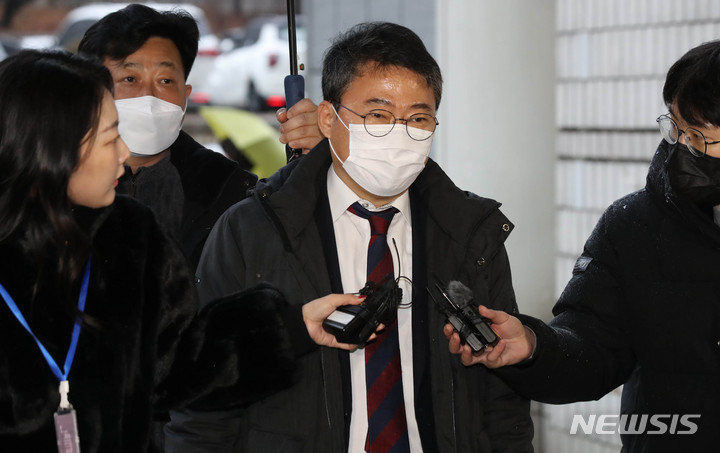 [서울=뉴시스] 조수정 기자 = 선거법 위반 혐의로 검찰 수사를 받는 서양호 전 서울 중구청장이&nbsp; 지난 13일 오전 서울 서초구 서울중앙지법에서 열린 영장실질심사에 출석하고 있다. 2023.01.13. chocrystal@newsis.com