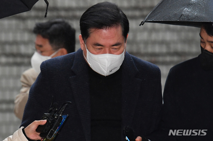 [서울=뉴시스] 조수정 기자 = 유동규 전 성남도시개발공사 기획본부장이 13일 오전 서울 서초구 서울중앙지방법원에서 열린 공판에 출석하고 있다. (공동취재사진) 2023.01.13. chocrystal@newsis.com