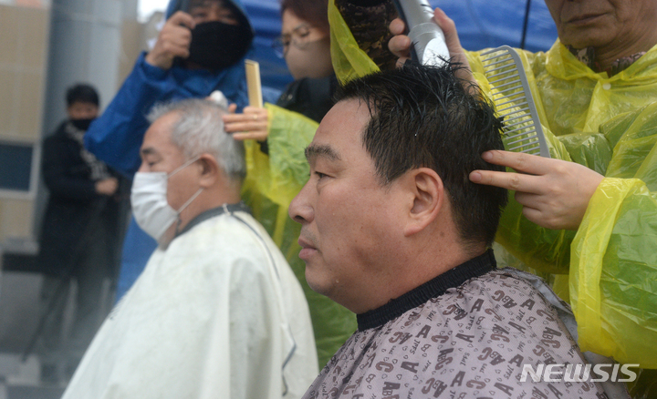 [전주=뉴시스] 김얼 기자 = 상관면 비상대책위원회 관계자들이 13일 전북 전주시 전북지방환경청 앞에서 '전일환경 의료폐기물 소각장 결사 반대 항의 집회'를 열고 삭발식을 거행하고 있다. 2023.01.13. pmkeul@newsis.com