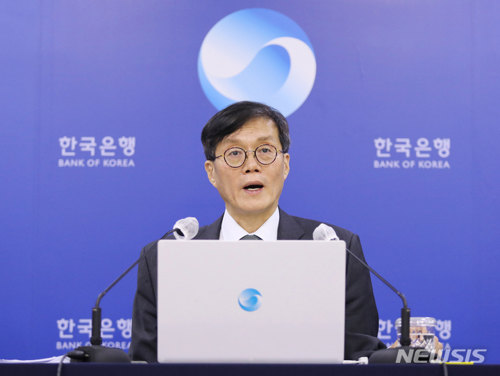 [서울=뉴시스] 사진공동취재단 = 이창용 한국은행 총재가 13일 서울 중구 한국은행에서 금융통화위원회 새해 첫 통화정책방향회의를 마친 뒤 기자 간담회에서 발언하고 있다. 2023.01.13. photo@newsis.com