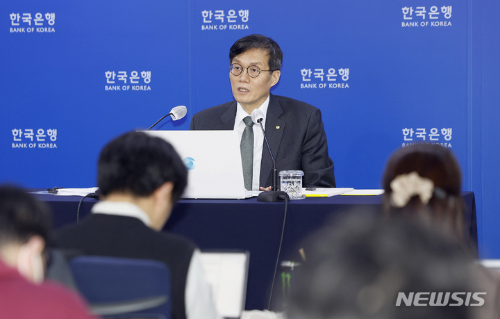 [서울=뉴시스] 사진공동취재단 = 이창용 한국은행 총재가 13일 서울 중구 한국은행에서 열린 기자 간담회에서 기준금리 인상에 관련해 설명하고 있다. 2023.01.13. photo@newsis.com