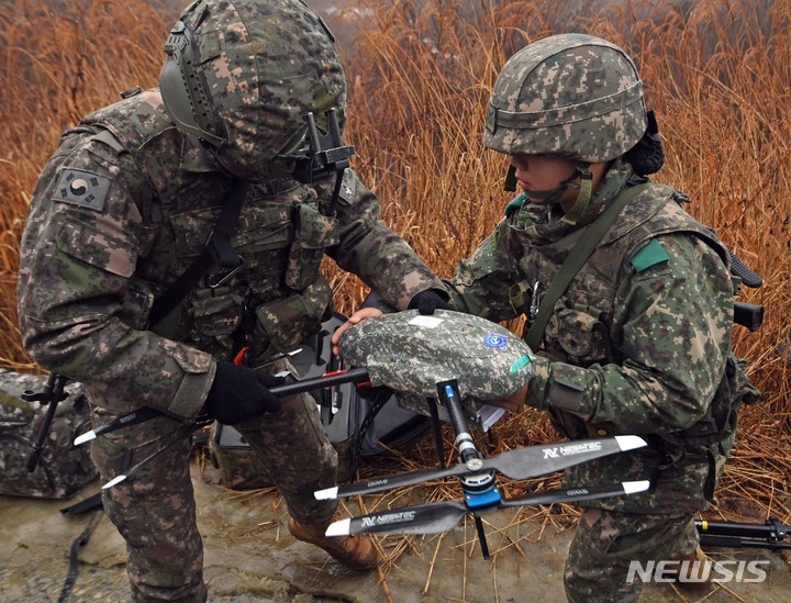 [파주=뉴시스] 사진공동취재단 = 13일 경기 파주 무건리 훈련장에서 열린 아미타이거 시범여단 연합훈련에서 장병들이 적 탐지 등 임무수행을 위해 정찰드론을 조립하고 있다. 2023.01.13. photo@newsis.com