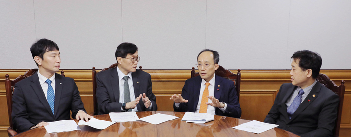 [서울=뉴시스] 추경호(오른쪽 두번째) 경제부총리 겸 기획재정부 장관이 13일 서울 중구 은행회관에서 '거시경제·금융현안간담회'를 개최하고 있다. 왼쪽부터 이복현 금융감독원장, 이창용 한국은행 총재, 추 부총리, 김주현 금융위원장. (사진=기획재정부 제공) 2023.01.13. photo@newsis.com *재판매 및 DB 금지