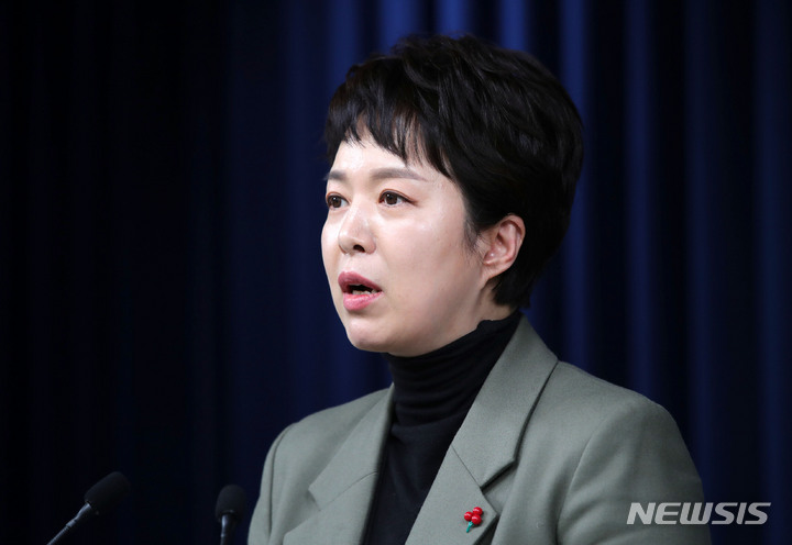 [서울=뉴시스] 홍효식 기자 = 김은혜 홍보수석이 13일 오후 서울 용산 대통령실 청사 브리핑룸에서 나경원 전 의원의 저출산고령사회위원회 부위원장과 기후환경대사직 해임 관련 브리핑을 하고 있다. 2023.01.13. yesphoto@newsis.com