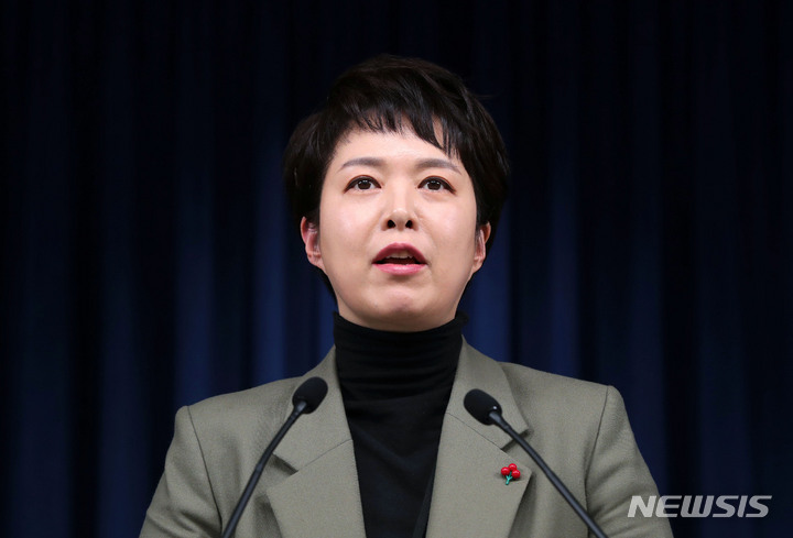 [서울=뉴시스] 홍효식 기자 = 김은혜 홍보수석이 13일 오후 서울 용산 대통령실 청사 브리핑룸에서 나경원 전 의원의 저출산고령사회위원회 부위원장과 기후환경대사직 해임 관련 브리핑을 하고 있다. 2023.01.13. yesphoto@newsis.com