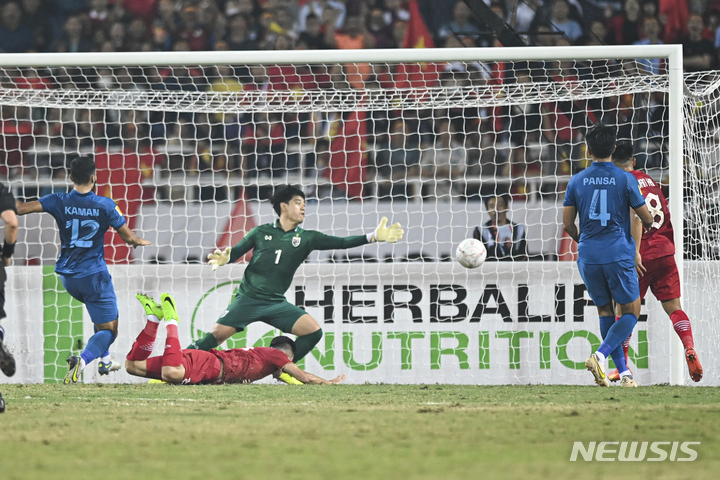 [하노이=AP/뉴시스]베트남, 태국과 2-2 무승부. 2023.01.13.