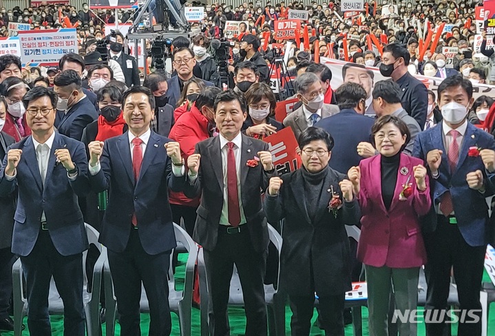 [구미=뉴시스] 박홍식 기자 = 국민의힘 당권주자인 김기현(왼쪽 두번째) 후보가 14일 오후 경북 구미 복합스포츠센터에서 열린 경북 출정식에 앞서 김영식·구자근·임이자 의원과 파이팅을 외치고 있다. 2023.01.14 phs6431@newsis.com