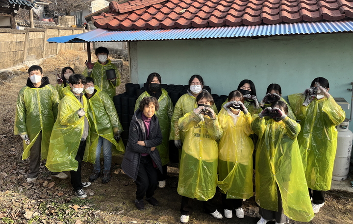 계룡시 노인복지관 동계청소년자원봉사학교에 참여한 청소년들이 연탄 배달을 하며 기념사진을 찍고 있다. 2023. 01. 14 계룡시 *재판매 및 DB 금지