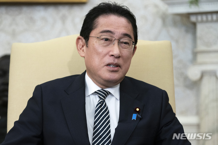[워싱턴DC=AP/뉴시스]지난 13일(현지시간) 미국 워싱턴DC 백악관에서 기시다 후미오 일본 총리가 조 바이든 미 대통령과 회담 중 발언하고 있다. 2023.01.20. 