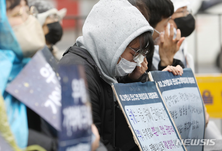 [서울=뉴시스] 조성우 기자 = 14일 오후 서울 용산구 대통령실 인근에서 열린 10·29 이태원 참사 3차 시민추모제에서 한 참석자가 눈물을 흘리고 있다. 2023.01.14. xconfind@newsis.com