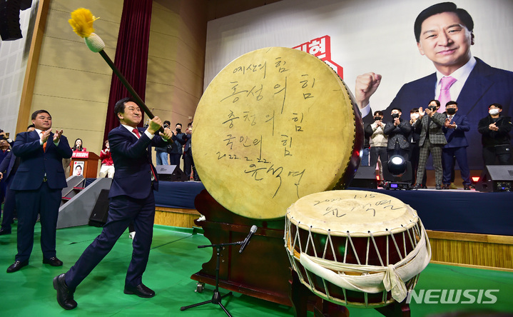 [구미=뉴시스] 이무열 기자 = 국민의힘 당권주자인 김기현 의원이 14일 오후 경북 구미복합스포츠센터에서 열린 당대표 후보 출정식에서 대북을 치고 있다. 2023.01.14. lmy@newsis.com