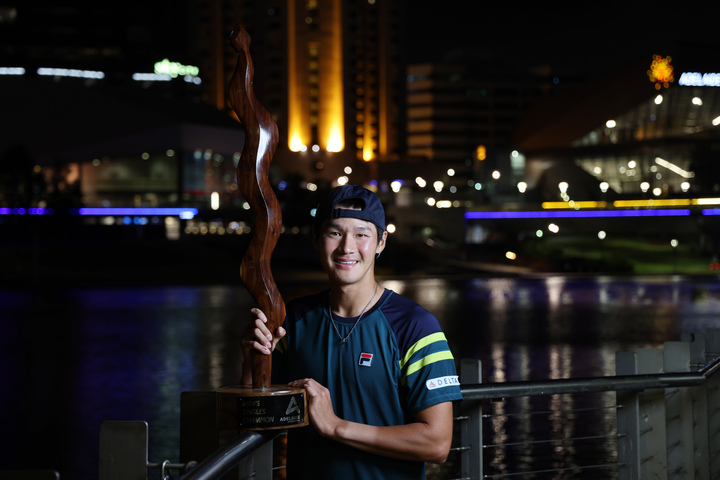 [서울=뉴시스] 정병혁 기자 =&nbsp; 권순우가 14일 호주 애들레이드에서 열린 남자프로테니스(ATP) 투어 애들레이드 인터내셔널 2차 대회 결승전에서 우승한 뒤 트로피를 들고 있다. (사진=호주테니스협회 제공) 2023.01.14. photo@newsis.com *재판매 및 DB 금지