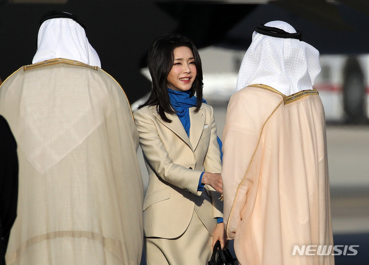 [아부다비=뉴시스] 전신 기자 = 윤석열 전 대통령 부인 김건희 여사가 14일(현지시간) 아부다비 왕실공항에 도착해 환영 인사들과 인사하고 있다. 2023.01.14. photo1006@newsis.com