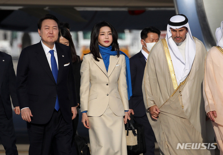 [아부다비=뉴시스] 전신 기자 = 아랍에미리트(UAE)를 국빈 방문한 윤석열 대통령과 부인 김건희 여사가 14일(현지시간) 아부다비 왕실공항에 도착해 이동하고 있다. 2023.01.14. photo1006@newsis.com