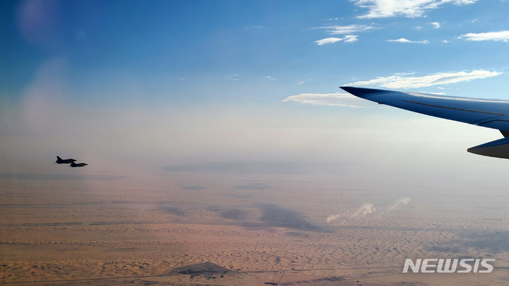 [아부다비=뉴시스] 전신 기자 = 14일(현지시간) 아랍에미리트(UAE) 영공에서 UAE 공군 전투기가 윤석열 대통령이 탑승한 공군 1호기를 호위하고 있다. 2023.01.14. photo1006@newsis.com