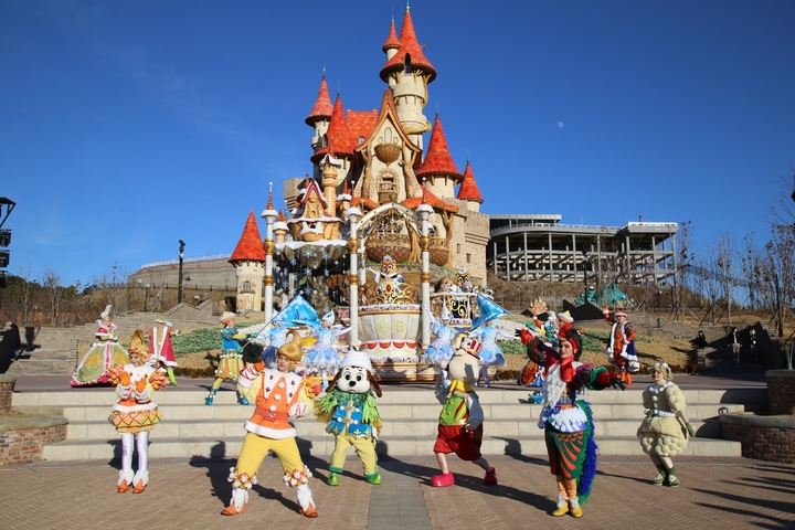 [부산=뉴시스] 롯데월드 어드벤처 부산의 새 거리공연 '해피뉴이어 로얄 가든 파티' (사진=롯데월드 어드벤처 부산 제공) *재판매 및 DB 금지