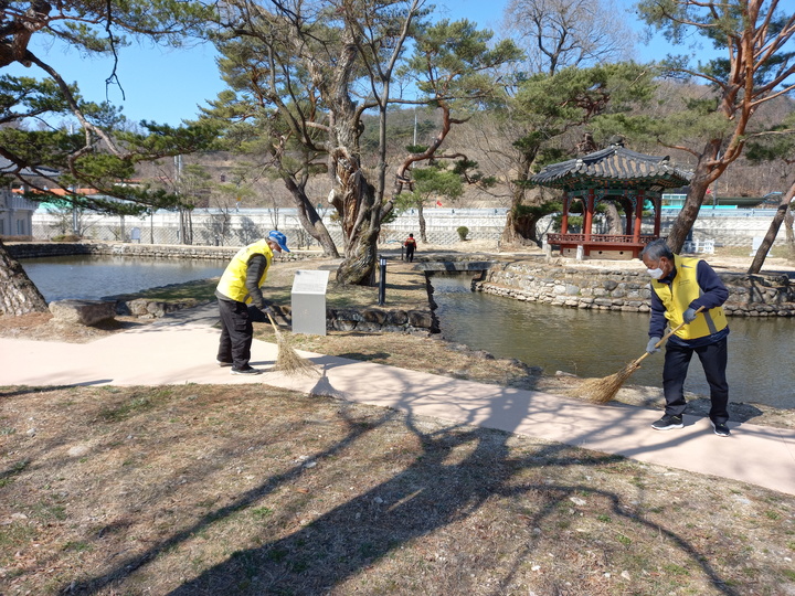 [안동=뉴시스] 영주 문화재관리지원 어르신 일자리 사업. (사진=경북도 제공) 2023.01.15 *재판매 및 DB 금지