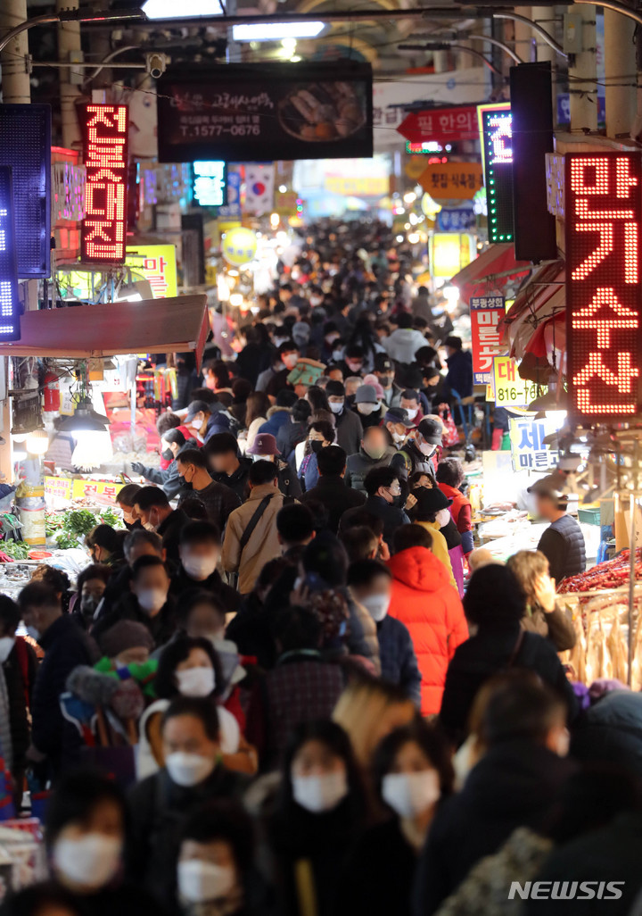 [부산=뉴시스] 하경민 기자 = 설을 1주일 앞둔 15일 부산 부산진구 부전시장이 제수용품 등을 구입하러 나온 시민들로 북적이고 있다. 2023.01.15. yulnetphoto@newsis.com