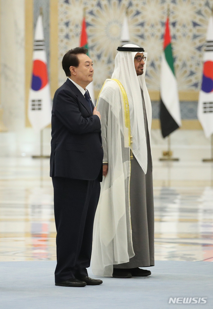 [아부다비=뉴시스] 전신 기자 = 아랍에미리트(UAE)를 국빈 방문한 윤석열 대통령이 15일(현지시간) 아부다비 대통령궁에서 열린 공식환영식에서 모하메드 빈 자이드 알 나하얀 UAE 대통령과 의장대를 사열하고 있다. 2023.01.15. photo1006@newsis.com