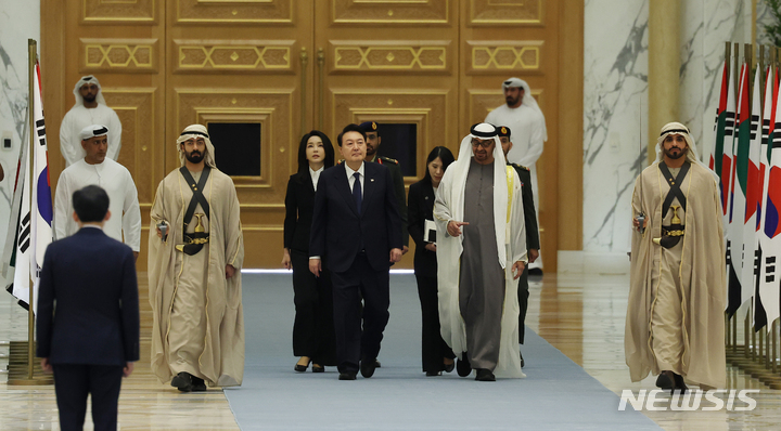 [아부다비=뉴시스] 전신 기자 = 아랍에미리트(UAE)를 국빈 방문한 윤석열 대통령과 김건희 여사가 15일(현지시간) 아부다비 대통령궁에서 열린 공식환영식에서 모하메드 빈 자이드 알 나하얀 UAE 대통령과 의장대를 사열하고 있다. 2023.01.15. photo1006@newsis.com