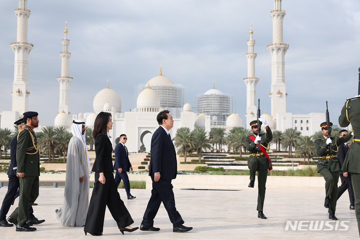 [아부다비=뉴시스] 전신 기자 = 아랍에미리트(UAE)를 국빈 방문 중인 윤석열 대통령과 부인 김건희 여사가 15일(현지시간) 아부다비에 위치한 UAE 전몰 장병 추념비인 '와하트 알 카라마'를 방문하고 있다. 2023.01.15. photo1006@newsis.com