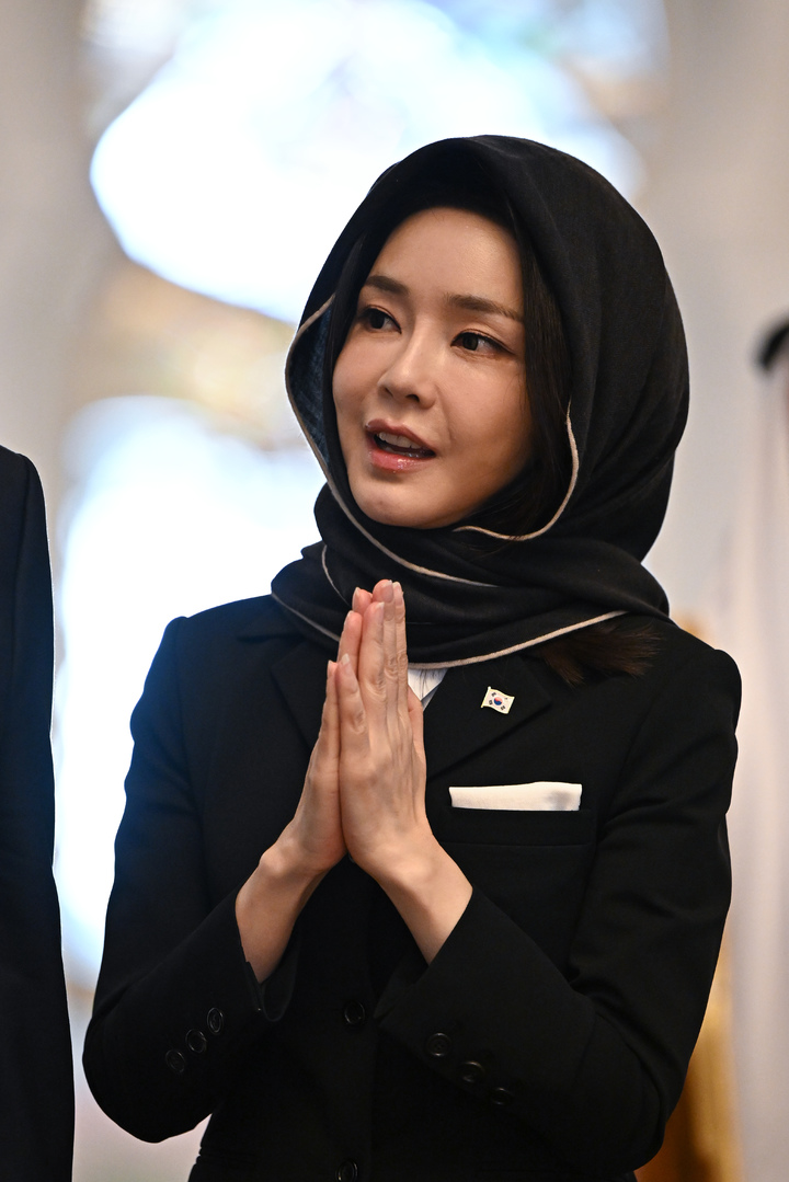 [아부다비=뉴시스] 전신 기자 = 윤석열 전 대통령 부인 김건희 여사가 15일(현지시간) 아부다비 셰이크 자이드 그랜드 모스크를 둘러보고 있다. (사진=대통령실 제공) 2023.01.15. photo@newsis.com *재판매 및 DB 금지