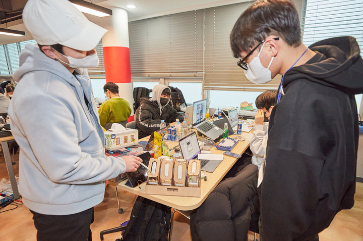[인천=뉴시스] 이노씽크 메이커톤(InnoThink Mackathon)에 참여한 학생들이 프로토타입(시제품)에 대한 의견을 주고받고 있다. (사진=인하대 제공) *재판매 및 DB 금지