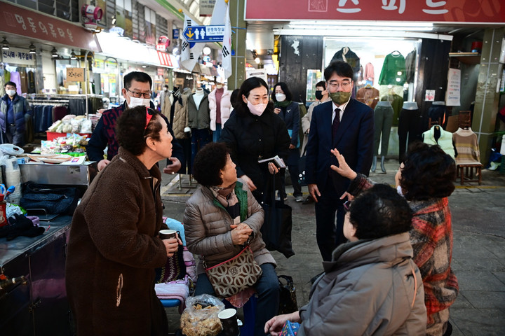 [대구=뉴시스] 대구시 동구는 지역경제에 따뜻한 활력을 위해 전통시장 설명절 장보기 행사를 진행한다. (사진 = 대구시 동구 제공) 2023.01.16. photo@newsis.com *재판매 및 DB 금지