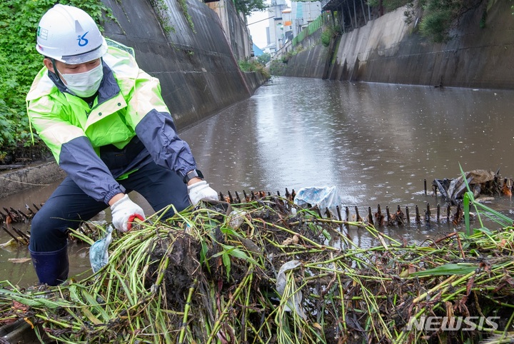 [인천=뉴시스] 인천환경공단 직원이 차집시설 현장에서 작업하고 있다. (사진=인천환경공단 제공) 