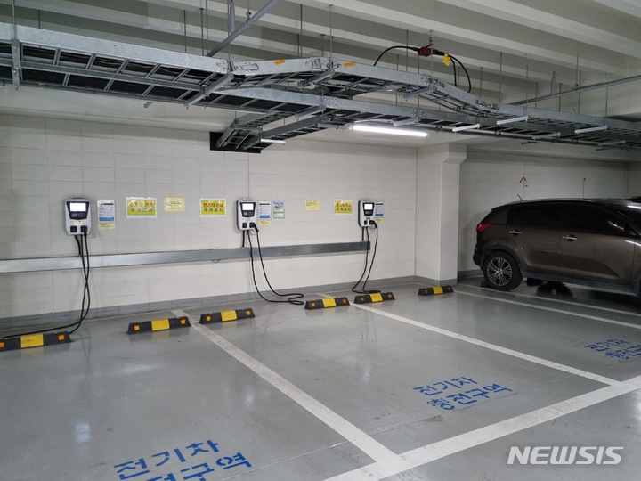 "전기차라고 주차 특혜? 안 될 말"…충전구역 장기점유 과태료 10만원