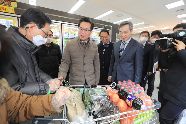 [세종=뉴시스] 정황근 농림축산식품부 장관이 16일 서안성농협 하나로마트를 방문해 설 성수품 유통 상황을 점검하고 있다. (사진=농식품부 제공) *재판매 및 DB 금지