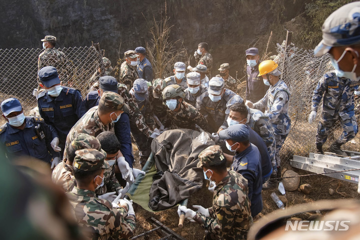 [포카라=AP/뉴시스] 15일(현지시간) 네팔 포카라 추락 여객기 현장에서 구조대원과 현지 당국 관계자들이 구조작업을 벌이고 있다. 2023.01.16.