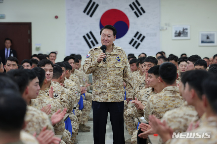 [아부다비=뉴시스] 전신 기자 = 아랍에미리트(UAE)를 국빈 방문 중인 윤석열 대통령이 15일(현지시간) 현지에 파병중인 아크부대를 방문해 장병들을 격려하고 있다. 2023.01.16. photo1006@newsis.com