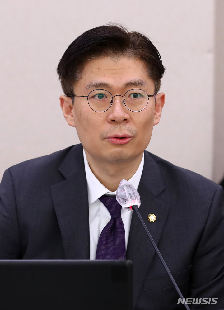 [서울=뉴시스] 이영환 기자 = 조정훈 시대전환 의원이 16일 오전 서울 여의도 국회에서 열린 법제사법위원회 전체회의에서 의사진행 발언을 하고 있다. 2023.01.16. 20hwan@newsis.com