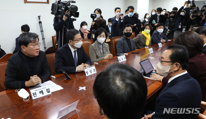 [서울=뉴시스] 전진환 기자 = 전해철 더불어민주당 의원이 16일 오전 서울 여의도 국회 의원회관에서 열린 초당적 정치개혁 의원모임 운영진 첫번째 운영모임에서 여야 의원들에게 발언하고 있다. 2023.01.16. amin2@newsis.com