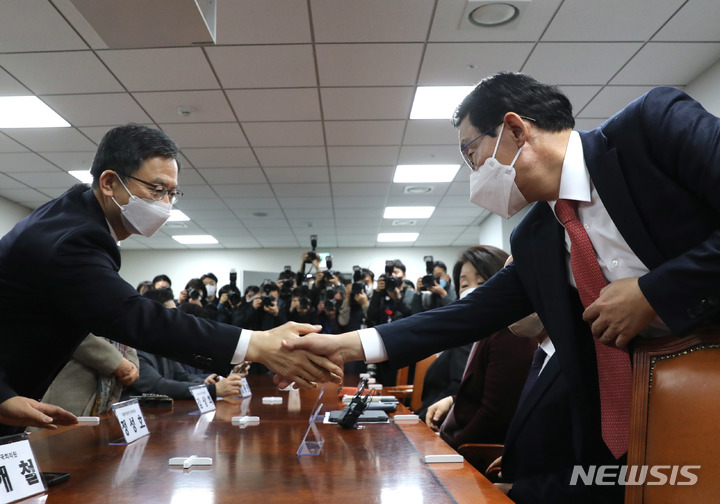 [서울=뉴시스] 전진환 기자 = 김상훈(오른쪽) 국민의힘 의원과 정성호 정의당 의원이 16일 오전 서울 여의도 국회 의원회관에서 열린 초당적 정치개혁 의원모임 운영진 첫번째 운영모임에서 인사하고 있다. 2023.01.16. amin2@newsis.com